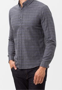 Męska koszula zapinana na guziki w ciemnoszarym kolorze, z jasnym wzorem w kratę, wykonana z textured materiału, z klasycznym kołnierzykiem i zapinaniem na guziki z przodu.