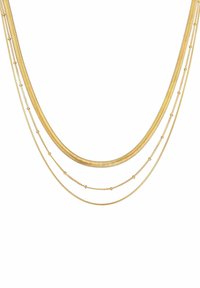 Collier à plusieurs couches en ton or comportant trois brins aux textures variées : un motif en chevrons, une chaîne brillante et une chaîne délicate perles.