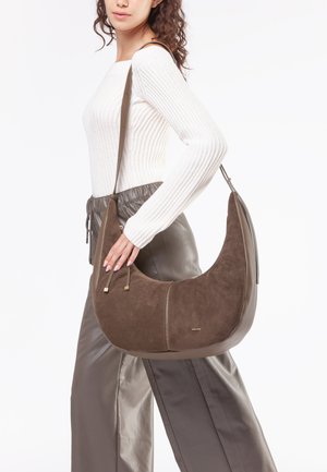 Borsa hobo in suede marrone con una forma curvata, tracolla regolabile e dettagli in hardware dorato. Materiali sia testurizzati che lisci utilizzati.