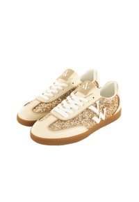 Zapatillas beige con un panel lateral de purpurina dorada brillante, cordones blancos y suelas de goma. Presentan el logo 'W' en la lengüeta y en los laterales.