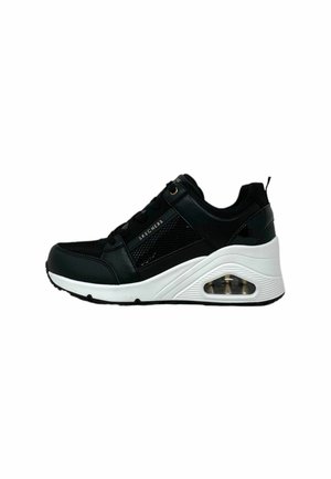 Zapatilla negra con un diseño de malla y cuero sintético, suela blanca con amortiguación de aire, acentos texturizados y cierre de cordones para un ajuste óptimo.