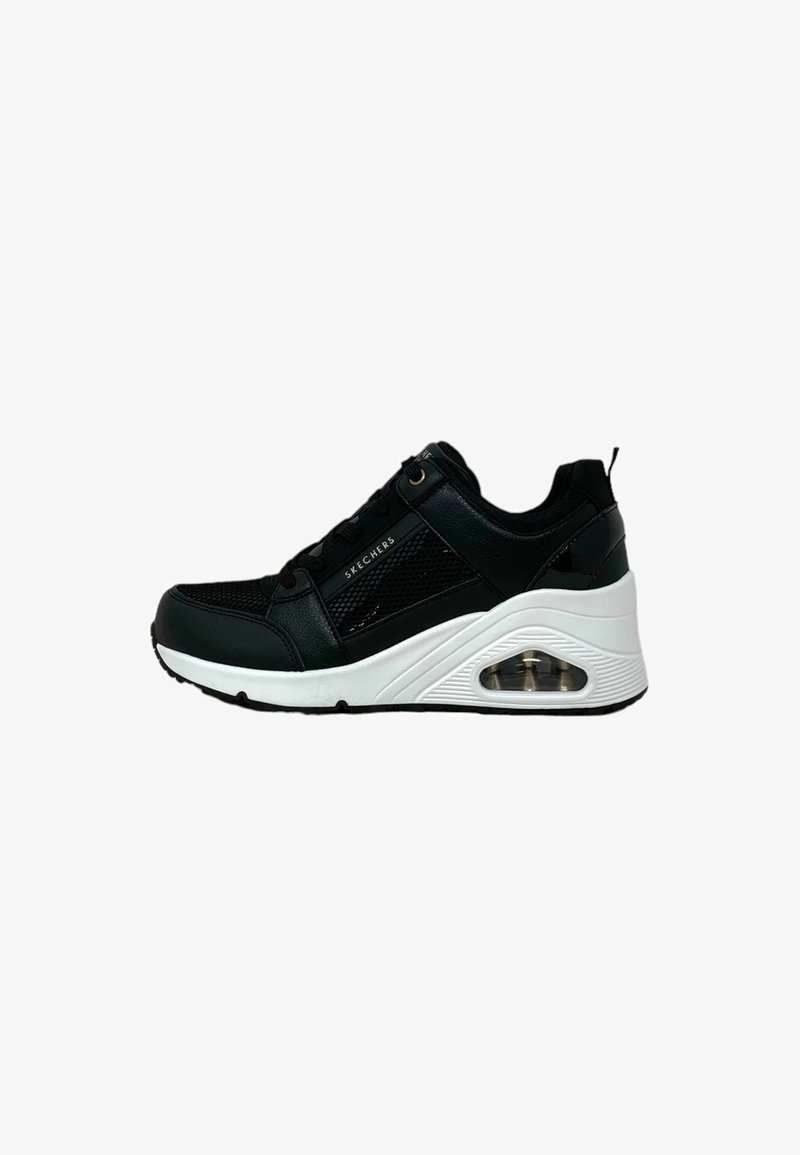 Sneaker nera caratterizzata da un design in mesh e pelle sintetica, suola bianca con ammortizzazione ad aria, dettagli testurizzati e chiusura con lacci per una vestibilità ottimale.