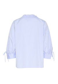 Hellblau gestreifte Bluse mit rüschigem Halsausschnitt, pufferten Ärmeln und Bindebändern an den Bündchen. Glattes Material mit lässigem Schnitt.