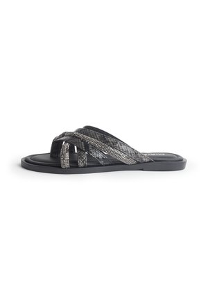 Sandalo basso nero con molteplici cinturini testurizzati, incluso motivo in pelle di serpente e decorazioni con strass, mostrato su sfondo bianco.