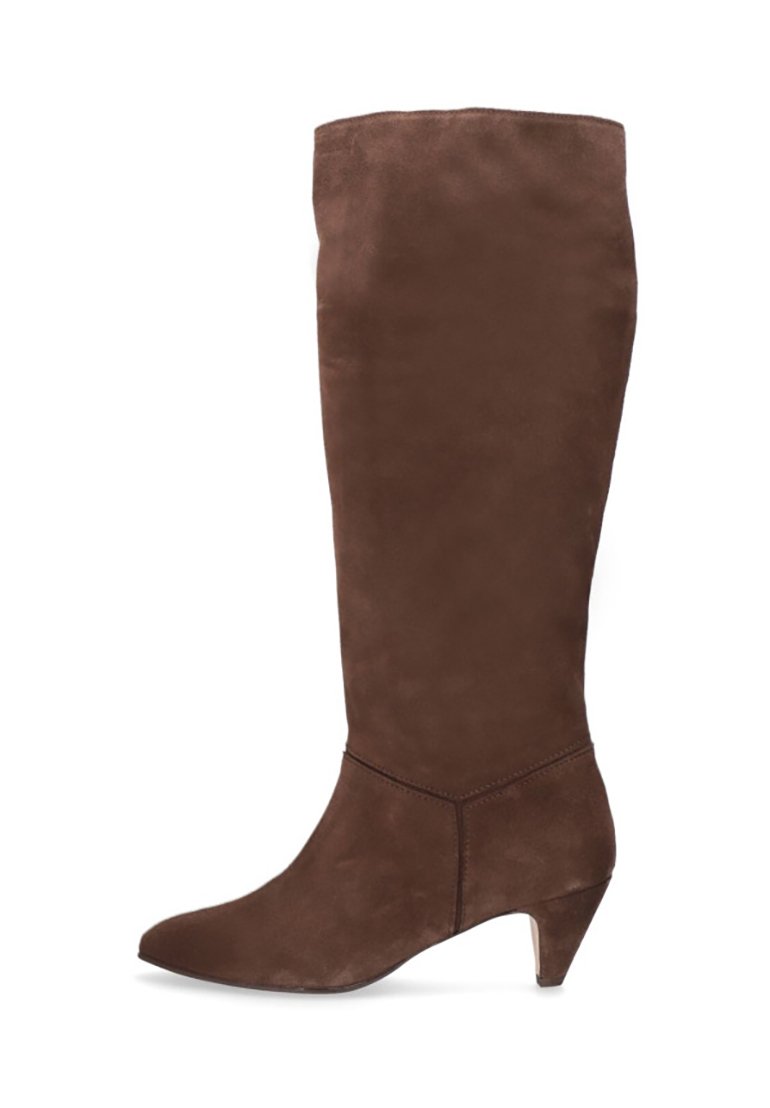 Braune Wildleder-Stiefel bis zum Knie mit spitzem Absatz und niedrigem, kantigem Absatz. Verfügt über eine glatte Textur und ein elegantes, tailliertes Design.