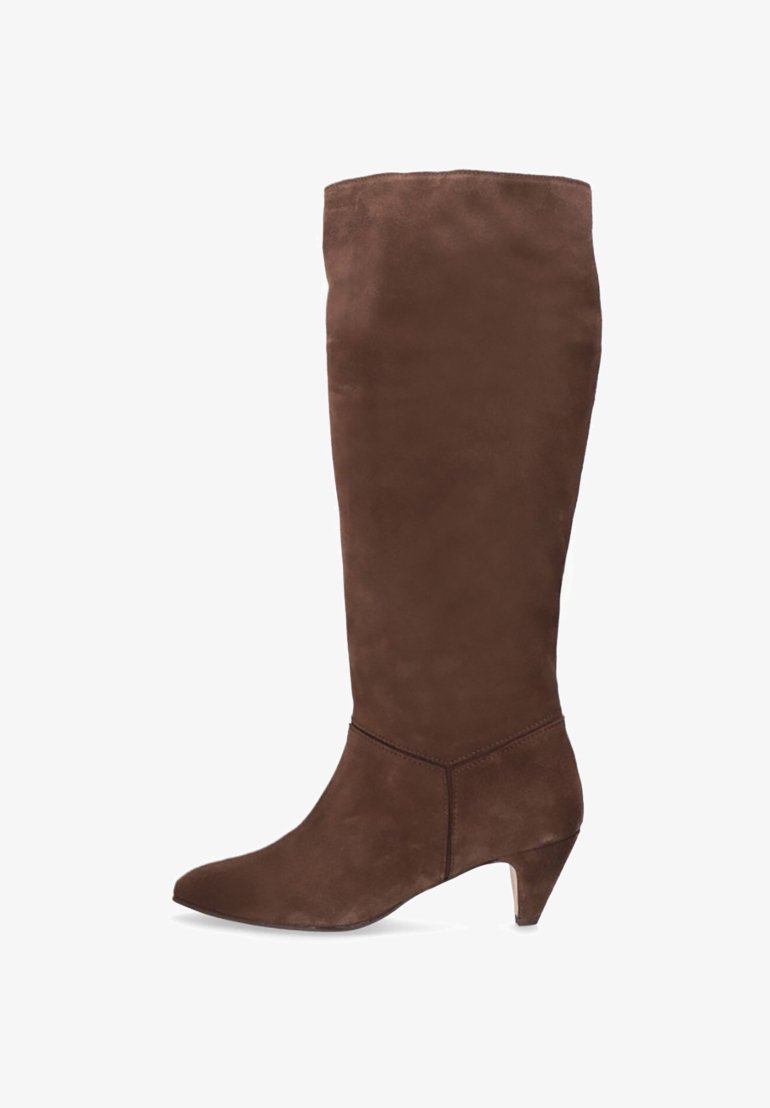 Braune Wildleder-Stiefel bis zum Knie mit spitzem Absatz und niedrigem, kantigem Absatz. Verfügt über eine glatte Textur und ein elegantes, tailliertes Design.