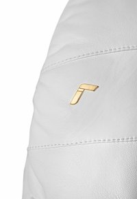Das Produkt aus weißem Leder weist ein gestepptes Design auf und ein dezentes goldenes Logo, das die Textur betont. Glatte Oberfläche mit minimalen Details.