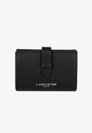 Portefeuille en cuir noir avec une texture granuleuse, fermeture par rabat supérieur, logo embossé en or, et bords lisses. Forme rectangulaire compacte.