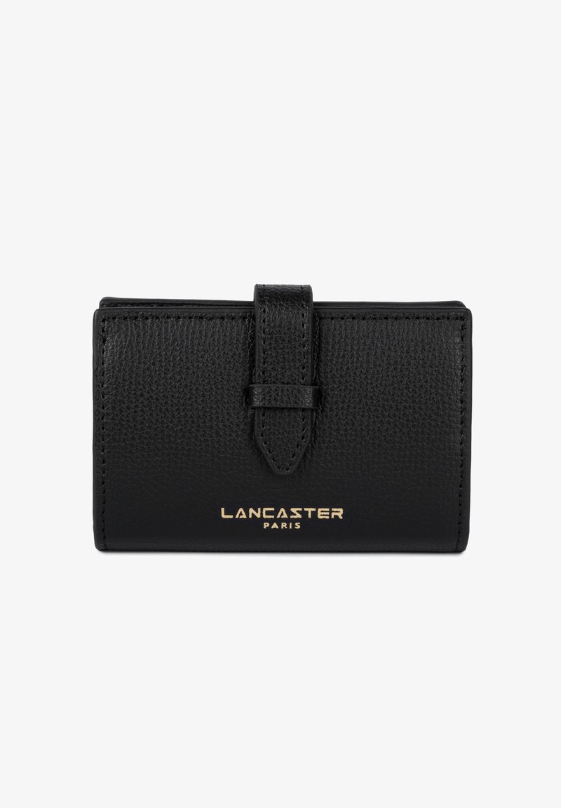 Portafoglio in pelle nera con texture a puzzola, chiusura a patta superiore, logo embossato in oro e bordi lisci. Forma rettangolare compatta.