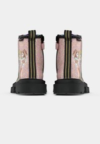 Botas de tobillo brillantes en rosa con suela de goma negra, que cuentan con un diseño de tres personajes animados. Tejido texturizado con detalle de cremallera lateral.