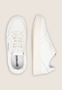 Scarpe da ginnastica bianche in pelle con dettagli perforati, lacci piatti, punta arrotondata e suola in gomma testurizzata. Logo del marchio discreto sul lato.