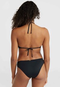 Svart bikini-set med en halterneck-topp med tunna band och matchande lågt skurna bottoms. Slät, elastisk material med minimal branding.