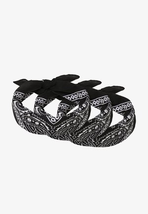 Sort og hvide bandanaer med et paisley-mønster, lavet af letvægtsstof med bundet ende til justerbar styling.