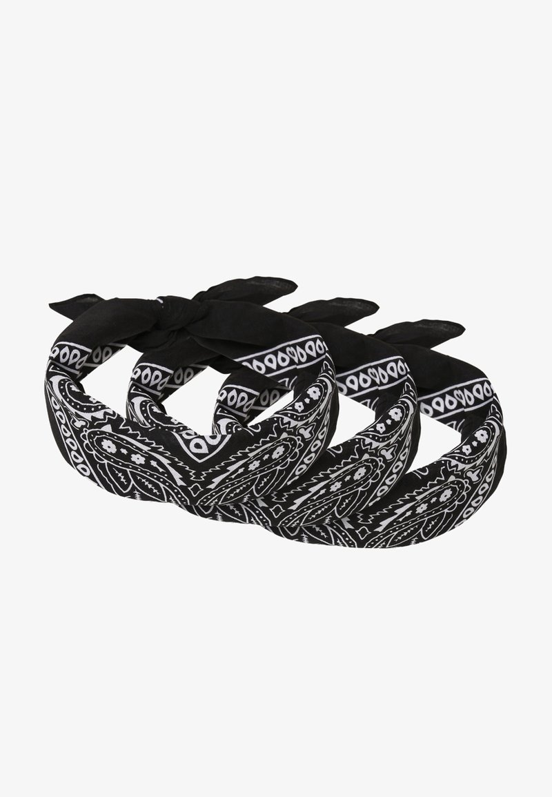 Černobílé bandany s paisley vzorem, vyrobené z lehké tkaniny s uvázanými konci pro nastavitelné stylování.