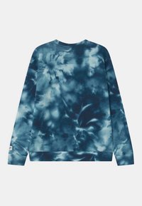 Bluza z długim rękawem z niebieskim wzorem tie-dye w różnych odcieniach. Wykonana z miękkiego materiału, z okrągłym dekoltem i ściągaczami na rękawach.