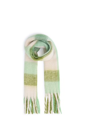 Écharpe en tricot doux avec de larges rayures horizontales en vert clair, vert olive et crème, avec de longues franges aux deux extrémités.