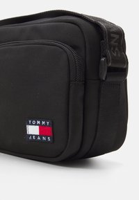 Tommy Jeans DAILY CROSSOVER UNISEX - Skulderveske - black