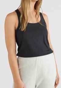 Canotta grigia scura realizzata in morbido tessuto, con design senza maniche e scollatura rotonda, abbinata a pantaloni grigi chiari con vita elastica.