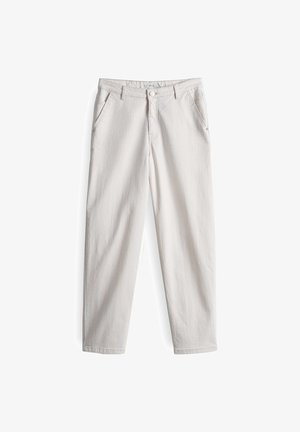 Lichtbeige katoenen broek met een recht-pijp ontwerp, voorzien van twee voorzakken, een knoopsluiting en minimale stikseldetails.