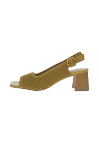 Scarpa slingback gialla lavorata a maglia con punta aperta, accentata da un elemento esagonale e un tacco spesso. Presenta un design testurizzato e una soffice fodera interna.