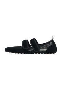 Mustad mustad koos võrkpindadega, terava nina ja kahe Velcro rihmaga. Omab tekstituuriga tallat ja tõmbeaasat kandmisel.