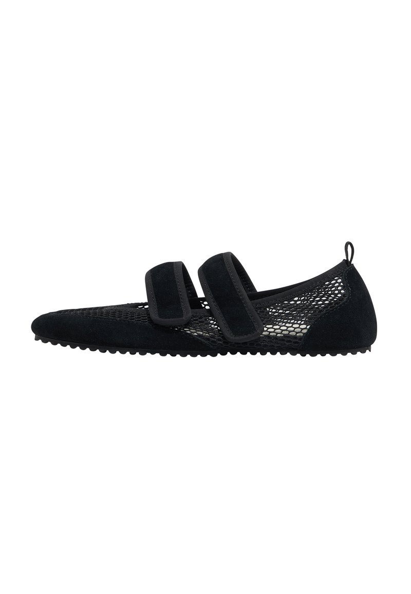 Mustad mustad koos võrkpindadega, terava nina ja kahe Velcro rihmaga. Omab tekstituuriga tallat ja tõmbeaasat kandmisel.