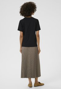 Culture JASONA GITH - Trükipildiga T-särk - black