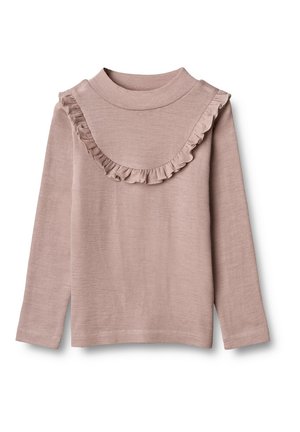 Różowa bluzka z długim rękawem, o wysokim, okrągłym dekolcie i falbanką na wysokości klatki piersiowej i ramion, prezentowana na białym tle.