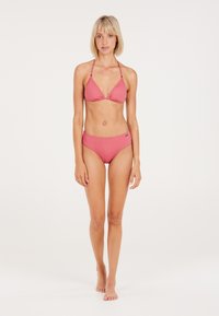 Růžový žebrovaný bikini s trojúhelníkovým topem na tenkých ramínkách a vysokým pasem. Hladký materiál s jemným švy.
