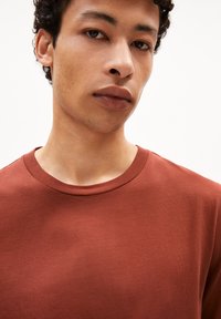 ARMEDANGELS JAAMES - T-shirt basic - dark amber