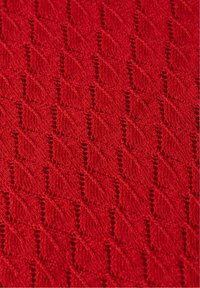 Czerwony dziany materiał z wzorem diamentowym, z wypukłymi, teksturowanymi detalami i otwartymi oczkami, tworzący warstwowy efekt wizualny.