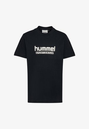 Czarny T-shirt z krótkim rękawem i okrągłym dekoltem oraz białym logo "hummel SPORTSWEAR" na środku klatki piersiowej.