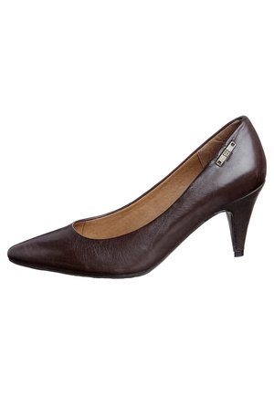 Ruskea nahkainen korkokenkä, jossa on teräväkärkinen muotoilu, hieman teksturoitu pinta ja maltillinen koron korkeus. Koristeltu sivulta.