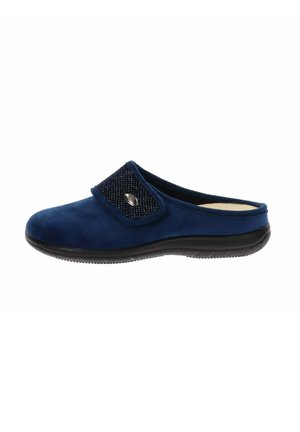 Scarpa blu in suede con slip-on, presenta una fascia in tessuto nera testurizzata con un accento argentato, punta arrotondata e suola in gomma nera.