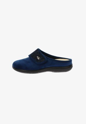 Scarpa blu in suede con slip-on, presenta una fascia in tessuto nera testurizzata con un accento argentato, punta arrotondata e suola in gomma nera.
