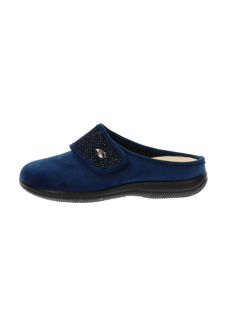 Scarpa blu in suede con slip-on, presenta una fascia in tessuto nera testurizzata con un accento argentato, punta arrotondata e suola in gomma nera.