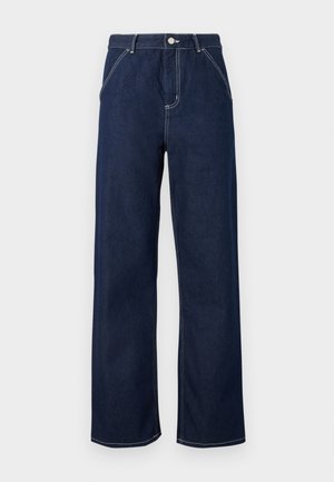 Σκούρο μπλε τζιν με φαρδιά μπατζάκια, εμφανή λευκή ραφή, μπροστινές τσέπες, θηλιές για ζώνη και κλείσιμο με κουμπί στη μέση.