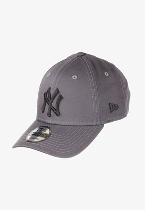 Grau baseball cap mit gesticktem schwarzem Logo, verstellbarem Riemen, glattem Stoff, runder Krone und vorgebogenem Schirm. Mit Metallemblem.
