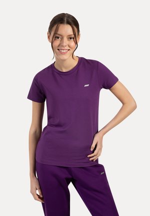 T-shirt violet en coton doux, avec un col rond et des manches courtes. Petit logo sur la poitrine gauche. Assorti avec un pantalon. 