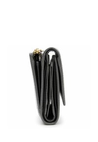 Cartera de cuero gris con un acabado texturizado, diseño plegado, herrajes de zipper dorados y múltiples compartimentos para tarjetas y efectivo.