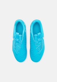 Baskets de sport bleu clair avec un matériau texturé, un design à lacets et des formes courbées. Contient un petit logo sur le côté.