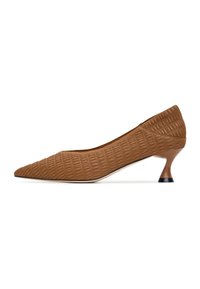 Décolleté in pelle marrone con texture, punta affusolata, tacco curvo e sottile motivo rigato. Il tacco presenta un accento nero a contrasto.