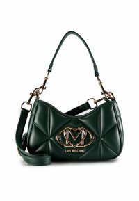 Bolso de mano acolchado verde con un acabado brillante de cuero sintético. Presenta herrajes dorados y un logo prominente en el frente. Incluye una correa desmontable.
