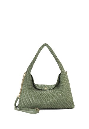 Sac à main en cuir tressé vert avec poignée courte, fermeture à rabat et bandoulière amovible ornée d'une chaîne dorée.