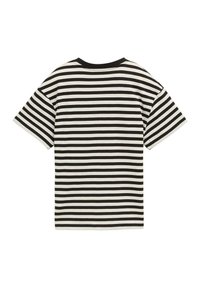 Gestreept T-shirt met een zwart-wit patroon, korte mouwen, ronde hals en een relaxte pasvorm. De stof lijkt zacht en glad te zijn.