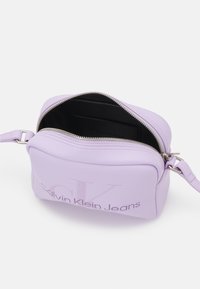 Calvin Klein Jeans SCULPTED CAMERA BAG MONO - Borsa a tracolla - pastel lilac
