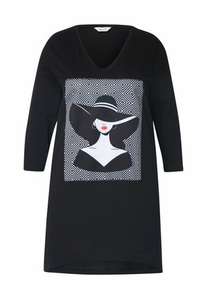 Tunica nera con maniche tre quarti, caratterizzata da una grafica bianca di una donna in un ampio cappello su uno sfondo decorato. Design a scollo a V.