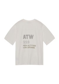 Witte katoenen t-shirt met korte mouwen. Beschikt over grote grijze tekst op de achterkant: "ATW 223 HIGH ALTITUDE LOW OPENING." Klassiek crew neck ontwerp.
