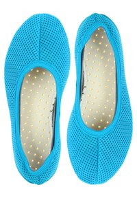 Blaue Mesh-Slipper mit runder Zehenpartie, ausgestattet mit einer gepolsterten Innensohle mit kleinen, gleichmäßig verteilten Löchern zur Atmungsaktivität.