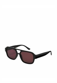 Schwarze Sonnenbrille mit rechteckigen Rahmen, Gläser getönt in dunklem Rot. Verfügt über eine glänzende Oberfläche mit einem dicken Rahmen und gebogenen Bügeln.